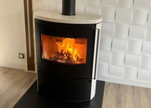 Poeles Breizh Poeles Et Cheminees A Goven Fonte Flamme Bombay Pierre Creme Poeles Breizh
